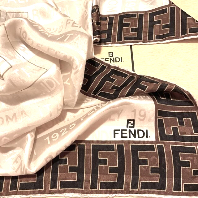 FENDI(フェンディ)の極美　未使用に近い　フェンディ   シルク　　スカーフ　定番ズッカ フレーム⭐️ レディースのファッション小物(バンダナ/スカーフ)の商品写真