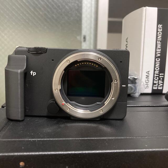 SIGMA(シグマ)のsigma fp、evf-11、縦づり用ハンドグリップセット スマホ/家電/カメラのカメラ(ミラーレス一眼)の商品写真