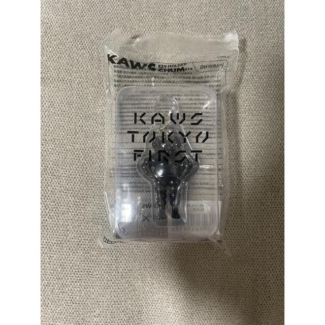 MEDICOM TOY(メディコムトイ)のモミジ様専用！KAWS  CHUM KEYHOLDER YELLOW 黒 エンタメ/ホビーのアニメグッズ(キーホルダー)の商品写真