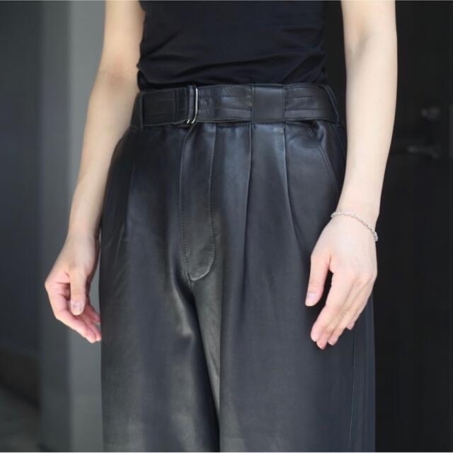 stein(シュタイン)のyoke Belted Leather 2タックTrousers レザーパンツ  メンズのパンツ(その他)の商品写真