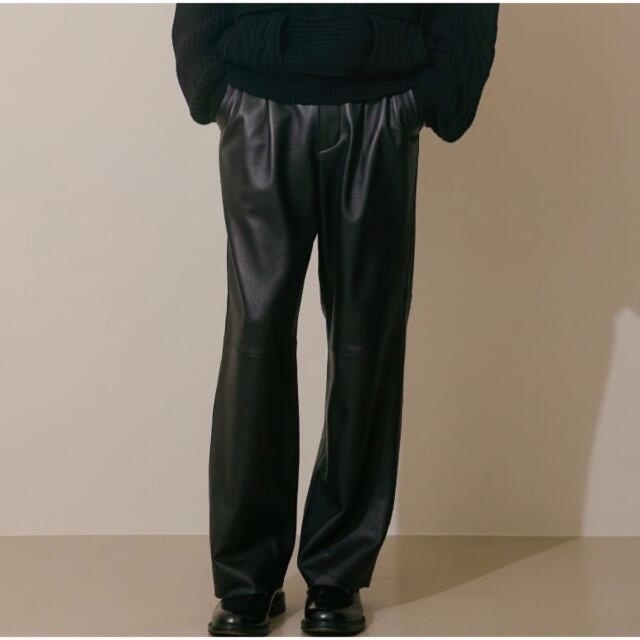 stein(シュタイン)のyoke Belted Leather 2タックTrousers レザーパンツ  メンズのパンツ(その他)の商品写真