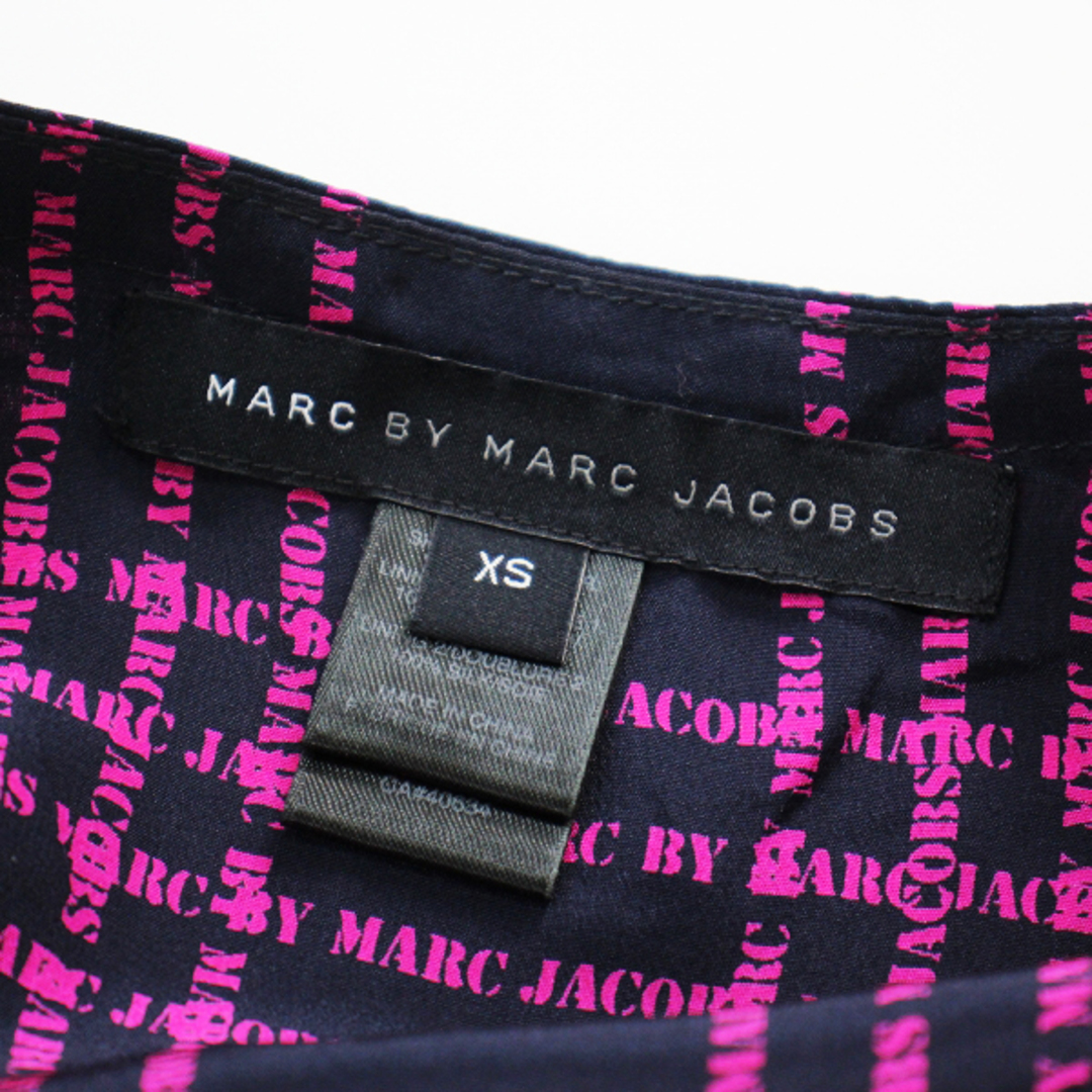 MARC BY MARC JACOBS(マークバイマークジェイコブス)のMARC BY MARC JACOBS マークバイマークジェイコブス 格子ロゴプリント シルクワンピース XS/ネイビーXピンク【2400011778383】 レディースのワンピース(その他)の商品写真