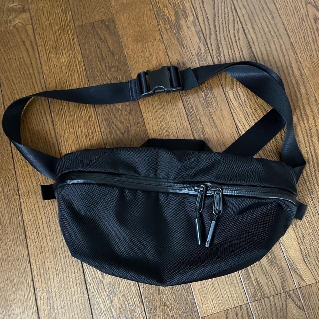 AER(エアー)のAER day sling BLACK メンズのバッグ(ショルダーバッグ)の商品写真