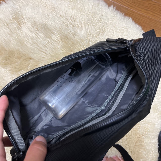 AER(エアー)のAER day sling BLACK メンズのバッグ(ショルダーバッグ)の商品写真