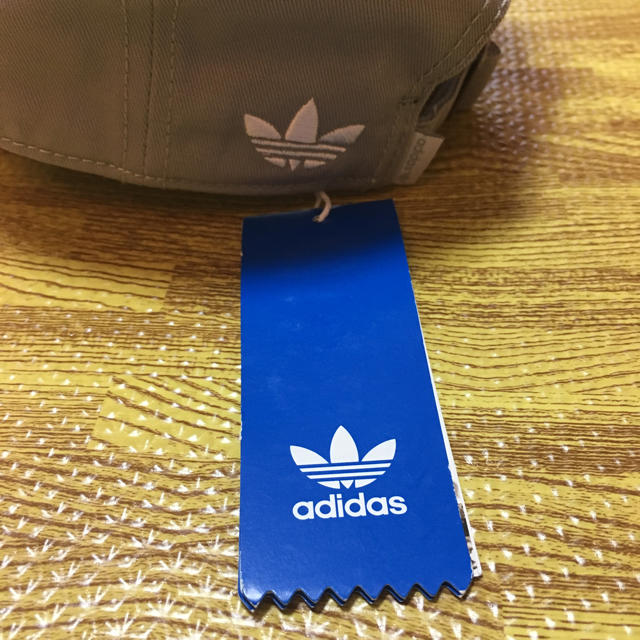 adidas(アディダス)の【新品未使用】adidas グレーキャップ レディースの帽子(キャップ)の商品写真