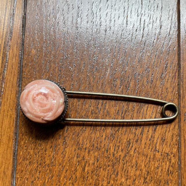 ピンブローチ　薔薇　ピンク レディースのアクセサリー(ブローチ/コサージュ)の商品写真