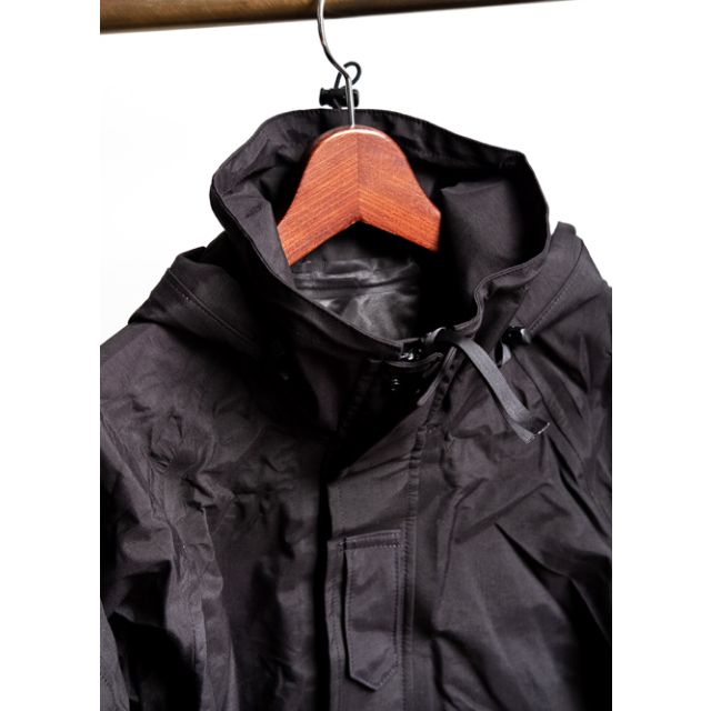 COMOLI(コモリ)の デッドストック USA製 ECWCS ゴアテックスパーカー M-R ブラック メンズのジャケット/アウター(ミリタリージャケット)の商品写真