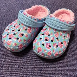 クロックス(crocs)のクロックス　冬　キッズ　サンダル　C10  17,5cm  花柄　ファー(サンダル)