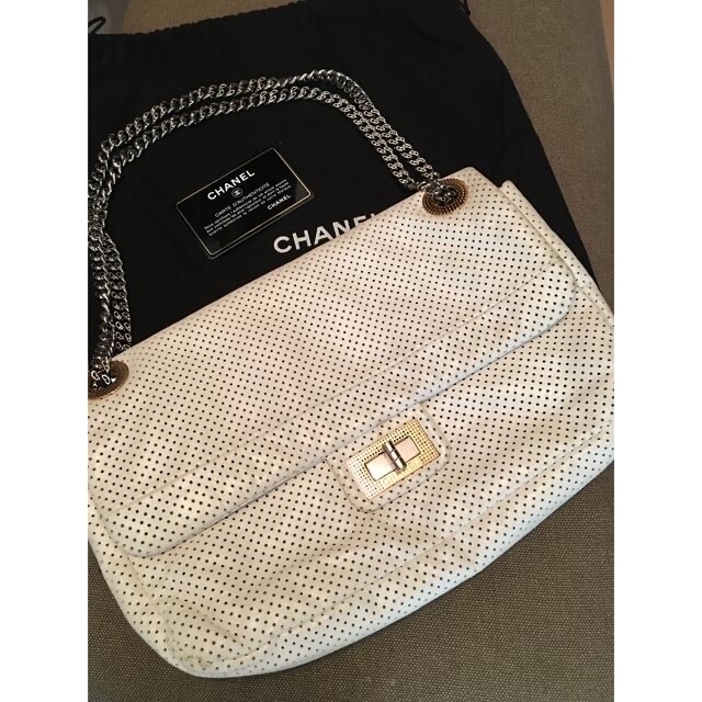 CHANEL(シャネル)のrie様専用☆正規CHANEL パンチングレザーホワイトチェーンショルダー　美品 レディースのバッグ(ショルダーバッグ)の商品写真