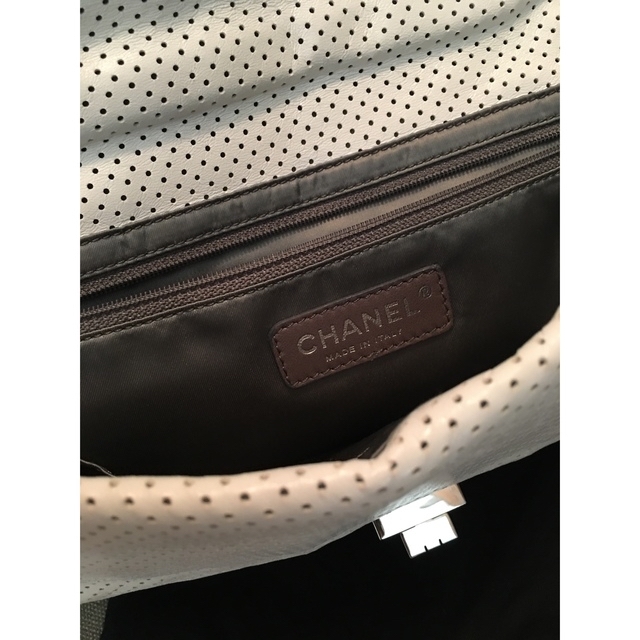 CHANEL(シャネル)のrie様専用☆正規CHANEL パンチングレザーホワイトチェーンショルダー　美品 レディースのバッグ(ショルダーバッグ)の商品写真