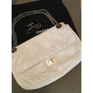 シャネル(CHANEL)のrie様専用☆正規CHANEL パンチングレザーホワイトチェーンショルダー　美品(ショルダーバッグ)