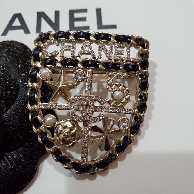 CHANEL(シャネル)のシャネル♡ブローチ♡希少♡ レディースのアクセサリー(ブローチ/コサージュ)の商品写真