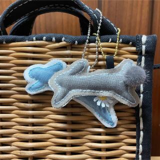 確認用＊手作りチャームストラップミナペルホネン うさぎさんのチャームストラップ♪(ブローチ/コサージュ)
