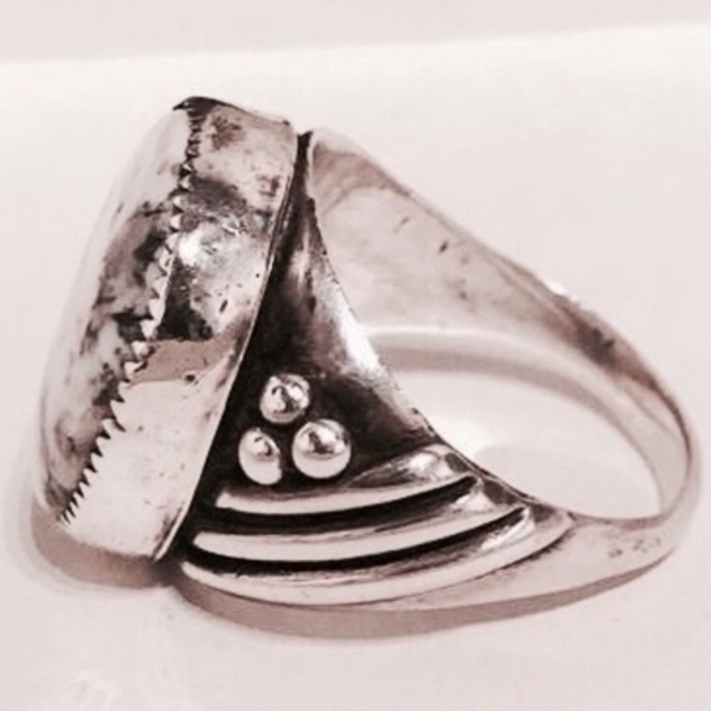 ナバホ ホワイトブァッファロー リング メンズのアクセサリー(リング(指輪))の商品写真