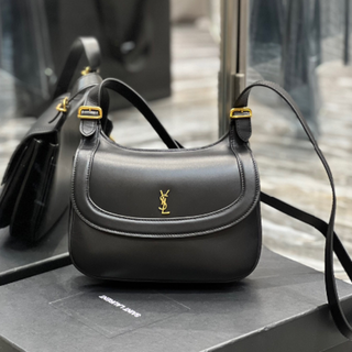 イブサンローラン(Yves Saint Laurent Beaute) ゴールド ショルダー 正規店の通販 新品☆未使用 イブサンローラン エンヴェロップ ショルダーバッグ