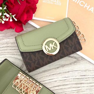 マイケルコース(Michael Kors)の《新品》MICHAEL KORS グリーン シグネチャー レザー キーケース(キーケース)