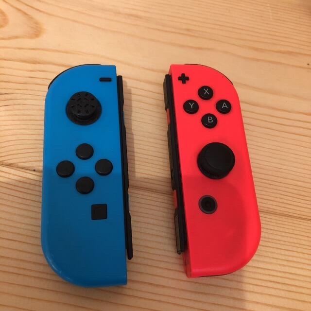Nintendo Switch(ニンテンドースイッチ)の専用　ジャンク品SW Joy-Con(R.Ｌ)ネオンレッド　ネオンブルー エンタメ/ホビーのゲームソフト/ゲーム機本体(携帯用ゲーム機本体)の商品写真