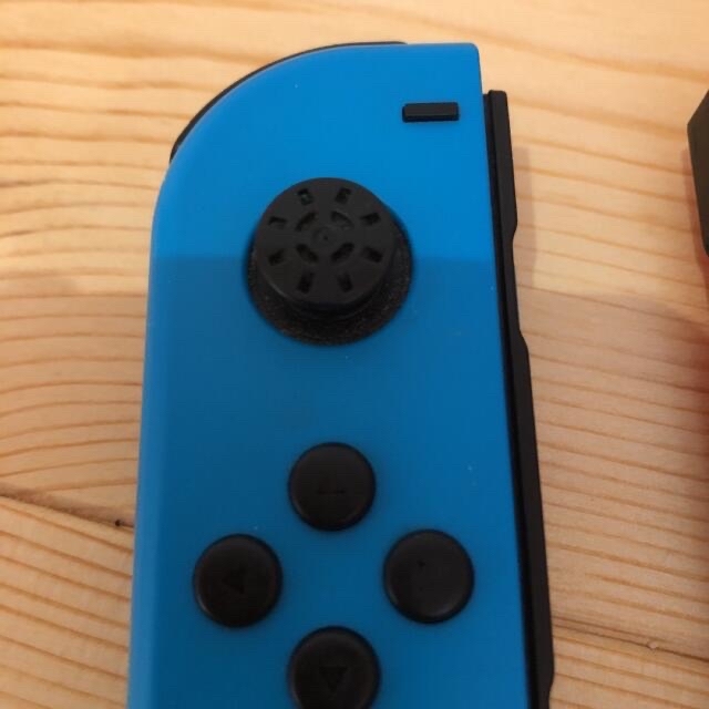 Nintendo Switch(ニンテンドースイッチ)の専用　ジャンク品SW Joy-Con(R.Ｌ)ネオンレッド　ネオンブルー エンタメ/ホビーのゲームソフト/ゲーム機本体(携帯用ゲーム機本体)の商品写真