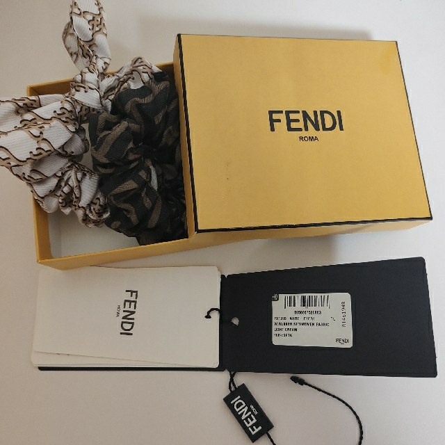 FENDI(フェンディ)のフェンディ ズッカ柄 シュシュ ヘアゴム シルク ベージュ/カーキ FXT268 レディースのヘアアクセサリー(ヘアゴム/シュシュ)の商品写真