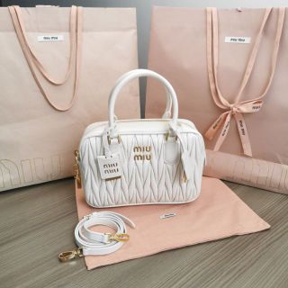 miumiu マテラッセレザートップハンドルスモール バッグ