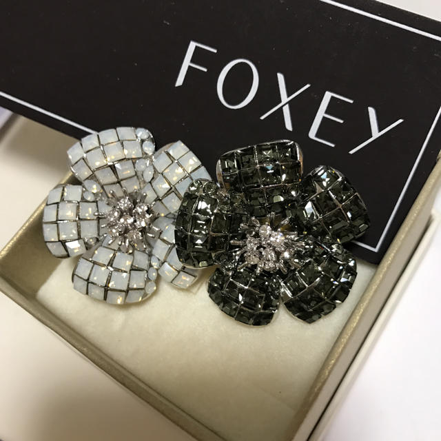 FOXEY風  ブローチ レディースのアクセサリー(ブローチ/コサージュ)の商品写真