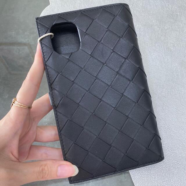 Bottega Veneta(ボッテガヴェネタ)のラスト１【新品】ボッテガ ヴェネタ 手帳型 iPhoneケース ブラック 黒 スマホ/家電/カメラのスマホアクセサリー(iPhoneケース)の商品写真