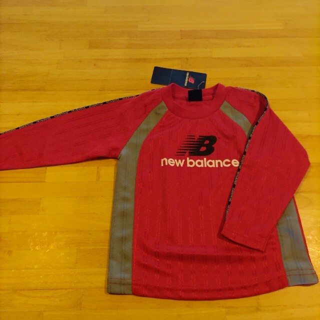 New Balance(ニューバランス)の新品未使用！ニューバランス 長袖Tシャツ 100 キッズ/ベビー/マタニティのキッズ服男の子用(90cm~)(Tシャツ/カットソー)の商品写真