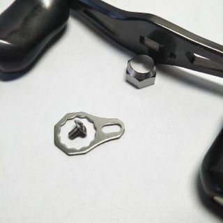 シマノ(SHIMANO)のベイトリール用　リテーナー　ハンドルロックプレートと固定ネジ　シルバー(リール)