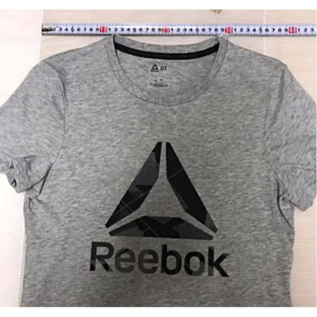 Reebok(リーボック)の送料無料 新品 Reebok WOR DELTA ロゴ グラフィック Tシャツ レディースのトップス(Tシャツ(半袖/袖なし))の商品写真