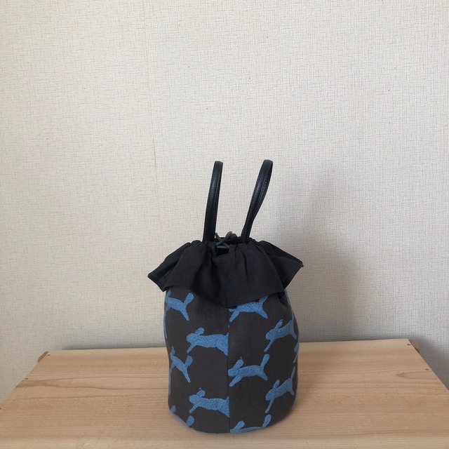 mina perhonen(ミナペルホネン)のbuzzy-beeさま専用＊ハンドメイド＊runrunrun丸底巾着バッグ ハンドメイドのファッション小物(バッグ)の商品写真