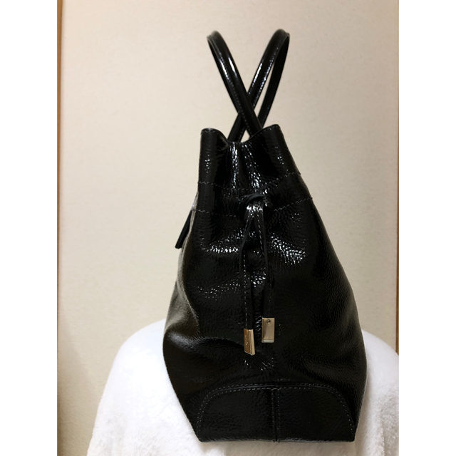 TOD'S(トッズ)の美品✨トッズ大きめトートバッグ　エナメル本革黒　チャーム付き レディースのバッグ(トートバッグ)の商品写真