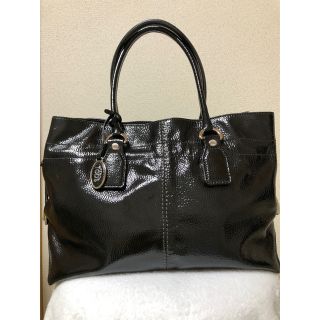 トッズ(TOD'S)の美品✨トッズ大きめトートバッグ　エナメル本革黒　チャーム付き(トートバッグ)