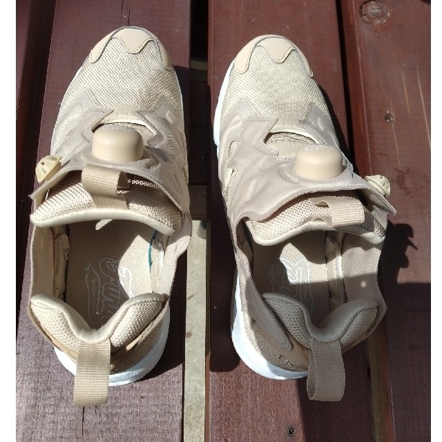 reebok ポンプフューリー　ベージュ 23.5cm レディースの靴/シューズ(スニーカー)の商品写真