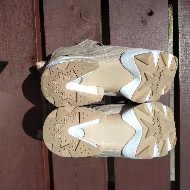 reebok ポンプフューリー　ベージュ 23.5cm レディースの靴/シューズ(スニーカー)の商品写真