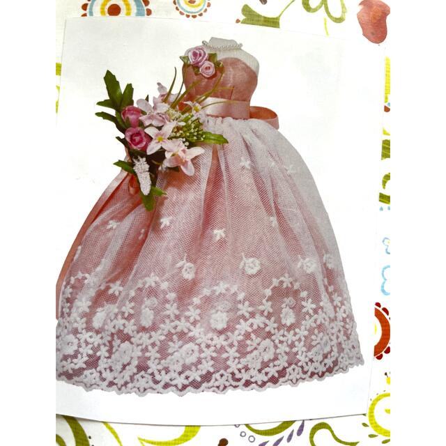 ドールサイズのウエディングドレスとミニドレスの手芸キット　トルソー付 ハンドメイドの素材/材料(その他)の商品写真
