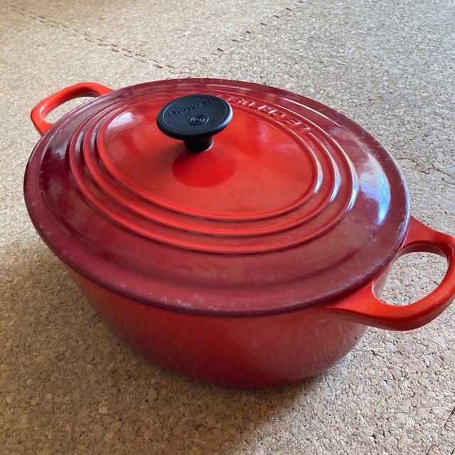 LE CREUSET(ルクルーゼ)のルクルーゼ 両手鍋 ココットオーバル 25cm チェリーレッド インテリア/住まい/日用品のキッチン/食器(鍋/フライパン)の商品写真