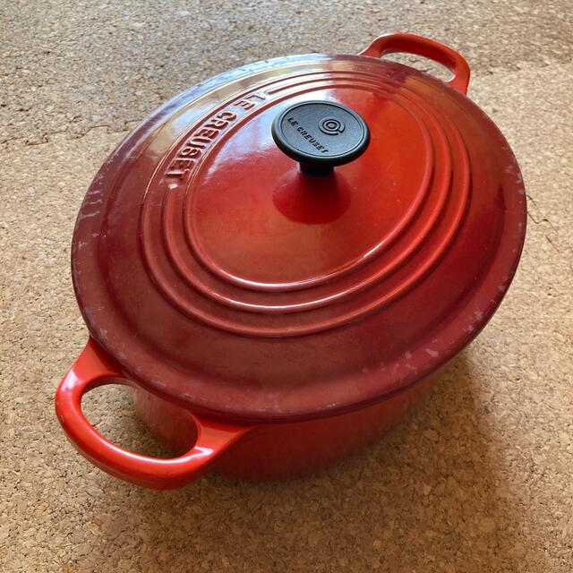 LE CREUSET(ルクルーゼ)のルクルーゼ 両手鍋 ココットオーバル 25cm チェリーレッド インテリア/住まい/日用品のキッチン/食器(鍋/フライパン)の商品写真