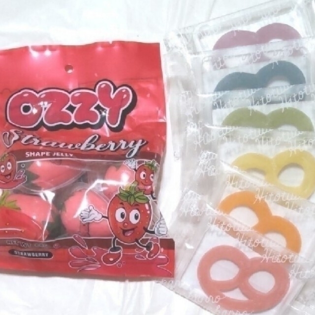 ozzy いちごグミ1袋　グミッツェル 6個　ヒトツブカンロ　オジー　オージー 食品/飲料/酒の食品(菓子/デザート)の商品写真