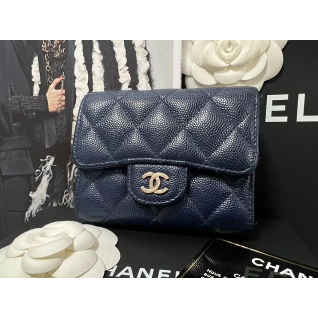 CHANEL - CHANEL マトラッセ キャビアスキン 三つ折り財布 ネイビー