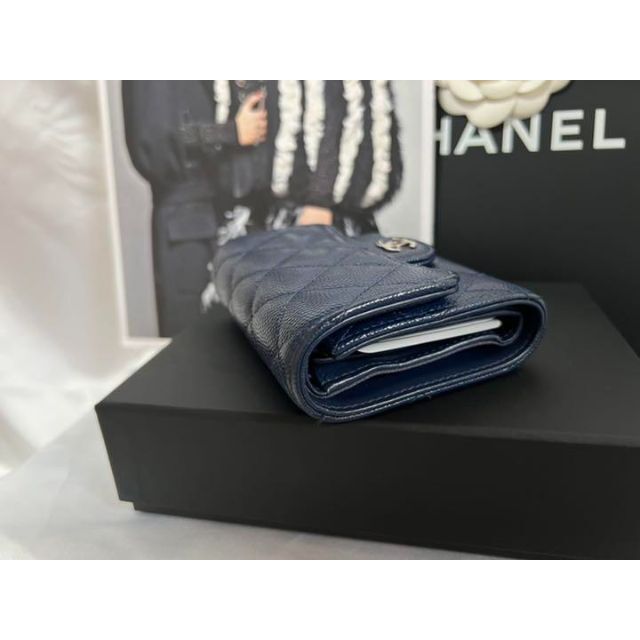 CHANEL(シャネル)のCHANEL マトラッセ キャビアスキン 三つ折り財布 ネイビーブルー レディースのファッション小物(財布)の商品写真