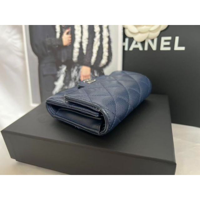 CHANEL(シャネル)のCHANEL マトラッセ キャビアスキン 三つ折り財布 ネイビーブルー レディースのファッション小物(財布)の商品写真