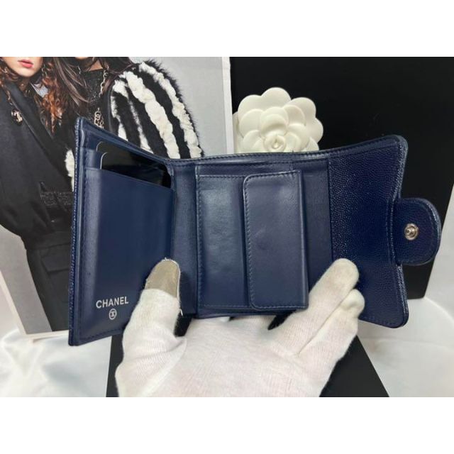 CHANEL - CHANEL マトラッセ キャビアスキン 三つ折り財布 ネイビー