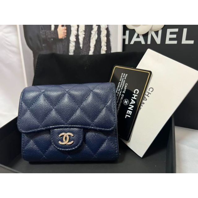 CHANEL - CHANEL マトラッセ キャビアスキン 三つ折り財布 ネイビー