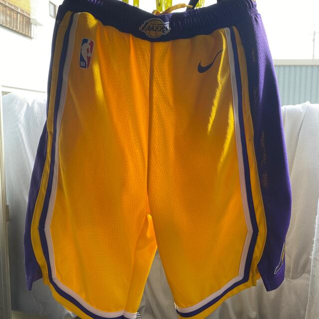 NIKE(ナイキ)の 新品 NIKE レイカーズ Lakers バスケット パンツ M スポーツ/アウトドアのスポーツ/アウトドア その他(バスケットボール)の商品写真