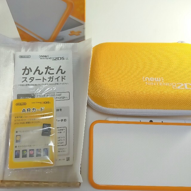 ニンテンドー2DS(ニンテンドー2DS)の【美品】ニンテンドー2DSLL ホワイトxイエロー ACアダプター 同色ポーチ エンタメ/ホビーのゲームソフト/ゲーム機本体(携帯用ゲーム機本体)の商品写真