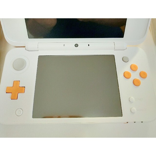 ニンテンドー2DS(ニンテンドー2DS)の【美品】ニンテンドー2DSLL ホワイトxイエロー ACアダプター 同色ポーチ エンタメ/ホビーのゲームソフト/ゲーム機本体(携帯用ゲーム機本体)の商品写真