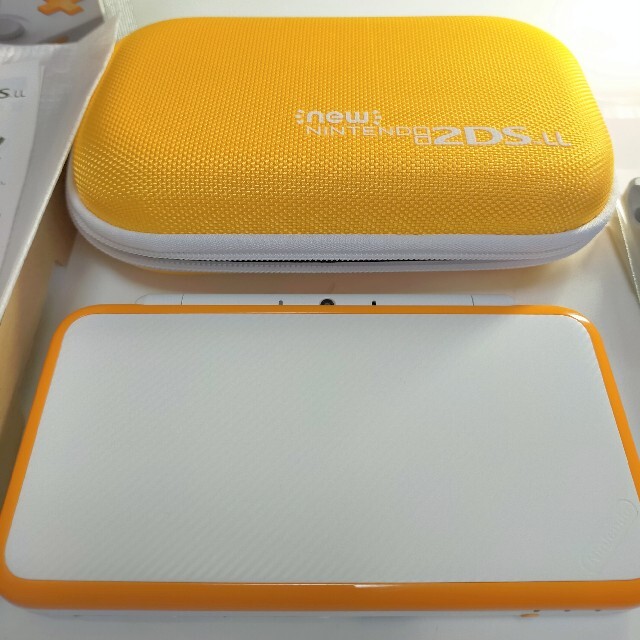 ニンテンドー2DS(ニンテンドー2DS)の【美品】ニンテンドー2DSLL ホワイトxイエロー ACアダプター 同色ポーチ エンタメ/ホビーのゲームソフト/ゲーム機本体(携帯用ゲーム機本体)の商品写真