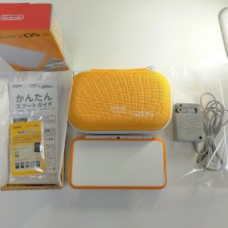 ニンテンドー2DS(ニンテンドー2DS)の【美品】ニンテンドー2DSLL ホワイトxイエロー ACアダプター 同色ポーチ(携帯用ゲーム機本体)