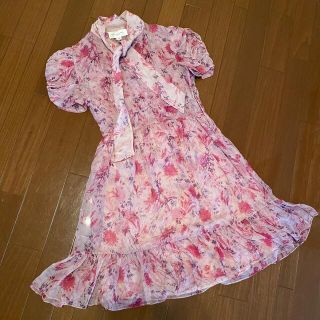 ジルスチュアート(JILLSTUART)のワンピース　シルク　ピンク　JILL 花柄　ボウタイ　リボン(ひざ丈ワンピース)