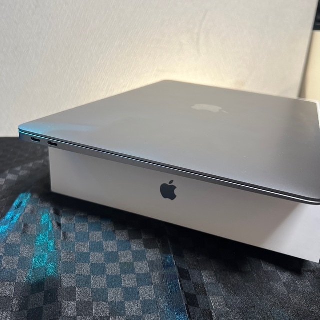 Apple(アップル)の美品 Apple Macbook Air M1モデル 8GB 256GB  スマホ/家電/カメラのPC/タブレット(ノートPC)の商品写真